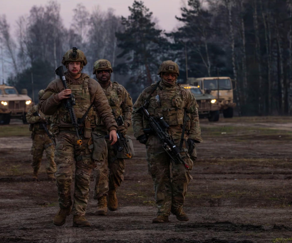 Amerykańscy żołnierze z bronią podczas ćwiczeń w Polsce. O planach nowej bazy US Army przeczytasz na SE Portal Obronny.