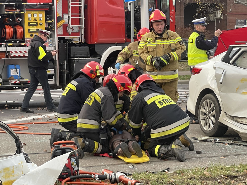 Poważny wypadek na Białołęce. Auto zmiecione przez tramwaj