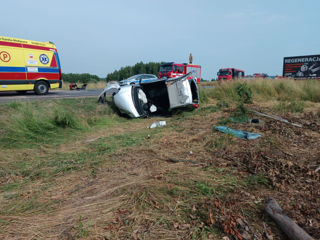 Roztrzaskali się na drodze. Dramatyczny wypadek, strażacy wycinali ludzi z wraków