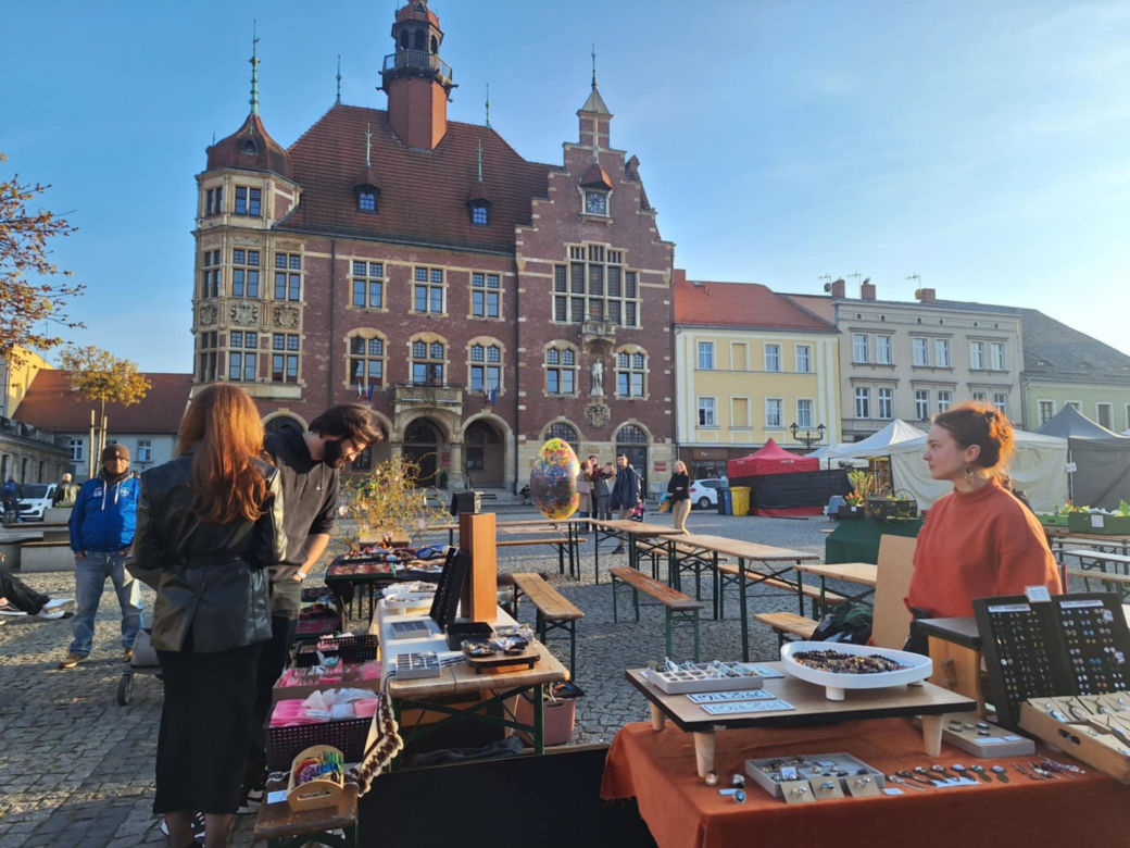 Tarnogórski Jarmark Wielkanocny 2025. Stoiska, atrakcje i świąteczna atmosfera na rynku