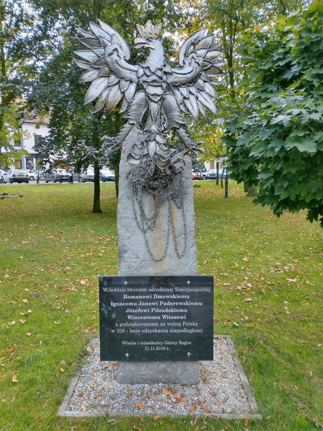Leży na pograniczu dwóch historycznych krain. Jedno z najpiękniejszych miast w woj. łódzkim