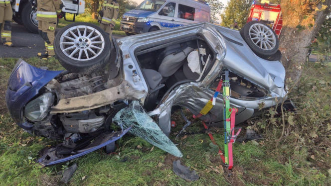 Koszmar koło Nysy! Samochód uderzył w drzewo, kierowca nie żyje 