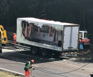 Przewrócony TIR na autostradzie
