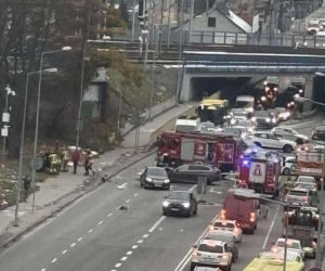 Zderzenie dwóch samochodów w Tarnowie. Trzy osoby poszkodowane, duże utrudnienia w ruchu