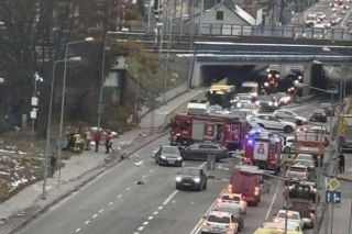 Zderzenie dwóch samochodów w Tarnowie. Trzy osoby poszkodowane, duże utrudnienia w ruchu
