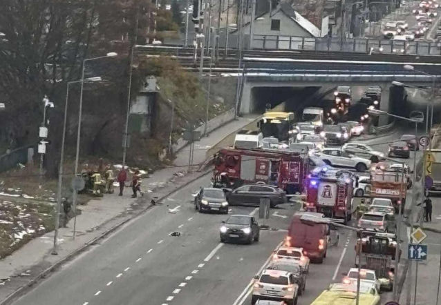 Zderzenie dwóch samochodów w Tarnowie. Trzy osoby poszkodowane, duże utrudnienia w ruchu