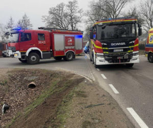 Do niebezpiecznego wypadku doszło dziś (w czwartek, 18 grudnia) po godz. 13.00 w miejscowości Pieńki na drodze wojewódzkiej nr 698. Zderzyły się tam dwa samochody osobowe.