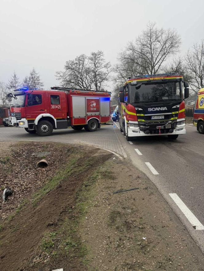 Do niebezpiecznego wypadku doszło dziś (w czwartek, 18 grudnia) po godz. 13.00 w miejscowości Pieńki na drodze wojewódzkiej nr 698. Zderzyły się tam dwa samochody osobowe.