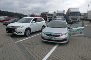 Kierowca nawet nie próbował uciekać. Hybrydowym SUV-em i tak nie zdołałby zwiać 