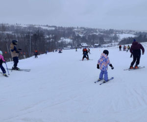Siarczysty mróz im nie straszny! Narciarze szturmują stoki pod Krakowem