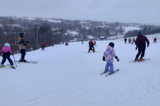 Siarczysty mróz im nie straszny! Narciarze szturmują stoki pod Krakowem