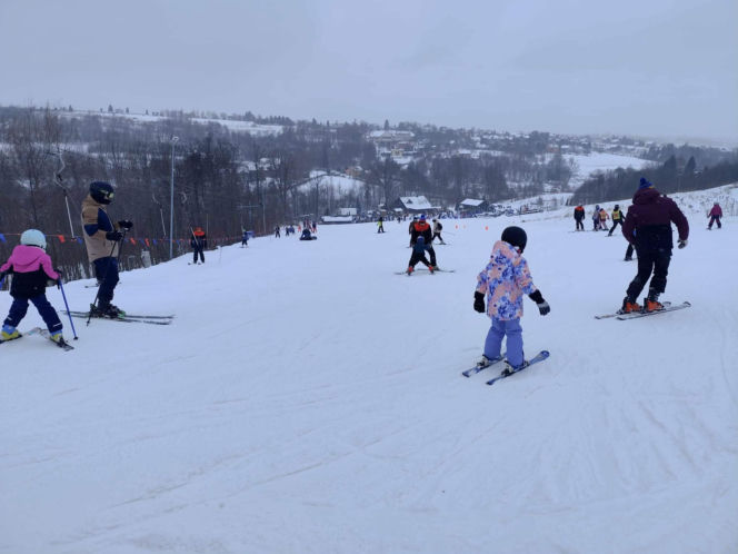 Siarczysty mróz im nie straszny! Narciarze szturmują stoki pod Krakowem