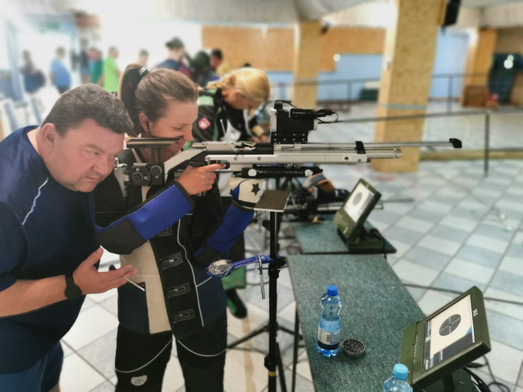 Katarzyna Orzechowska szykuje się do startu w Mistrzostwach Polski w strzelectwie pneumatycznym