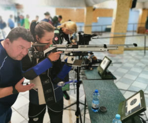 Katarzyna Orzechowska szykuje się do startu w Mistrzostwach Polski w strzelectwie pneumatycznym