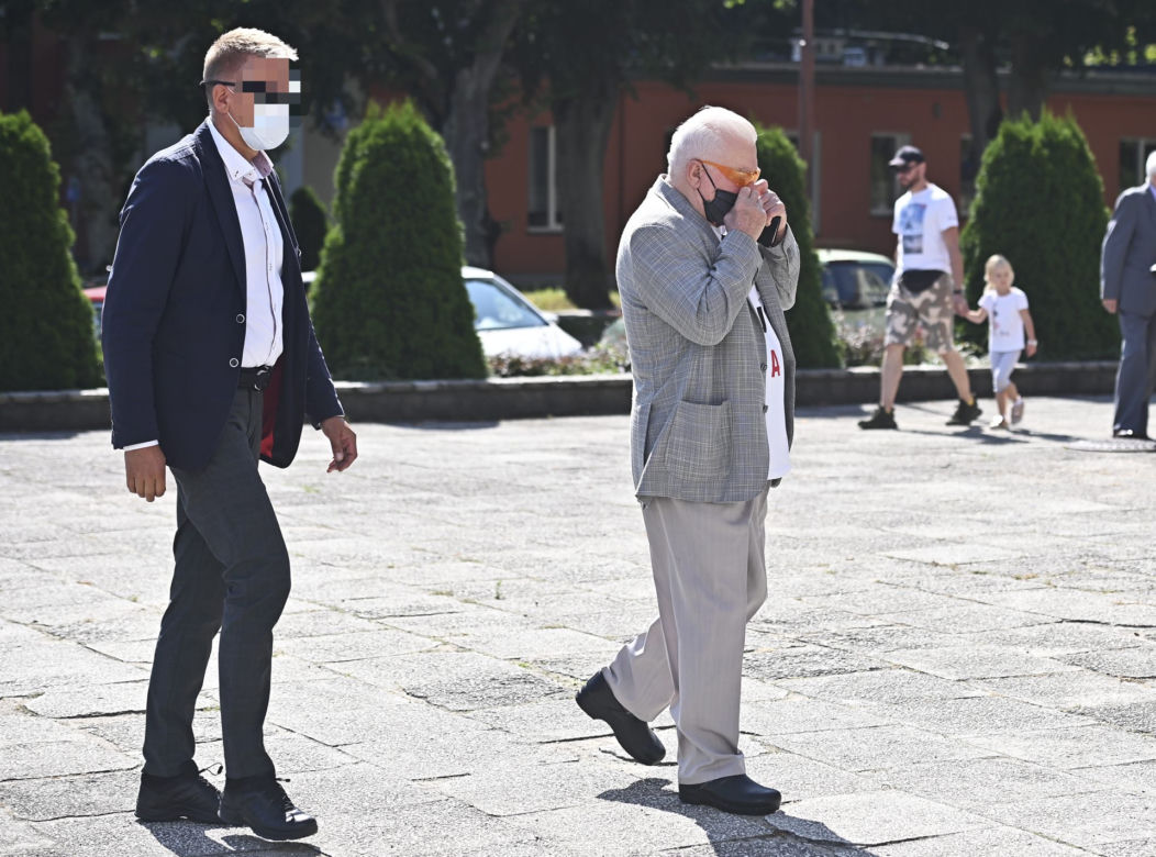 Lech Wałęsa w kościele na niedzielnej mszy