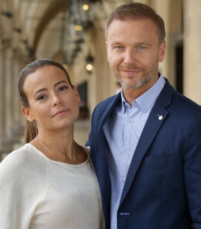 Weronika Rosati I Anna Mucha całują Wieczorka.
