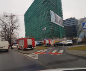 Młody mężczyzna spadł z ósmego piętra
