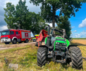 Gmina Śniadowo. Ciągnik rolniczy uderzył w drzewo. Kierujący trafił do szpitala!