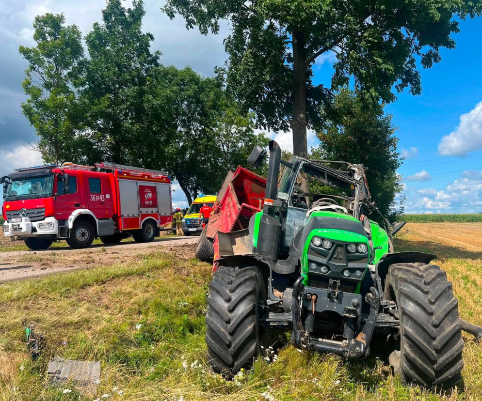 Gmina Śniadowo. Ciągnik rolniczy uderzył w drzewo. Kierujący trafił do szpitala!