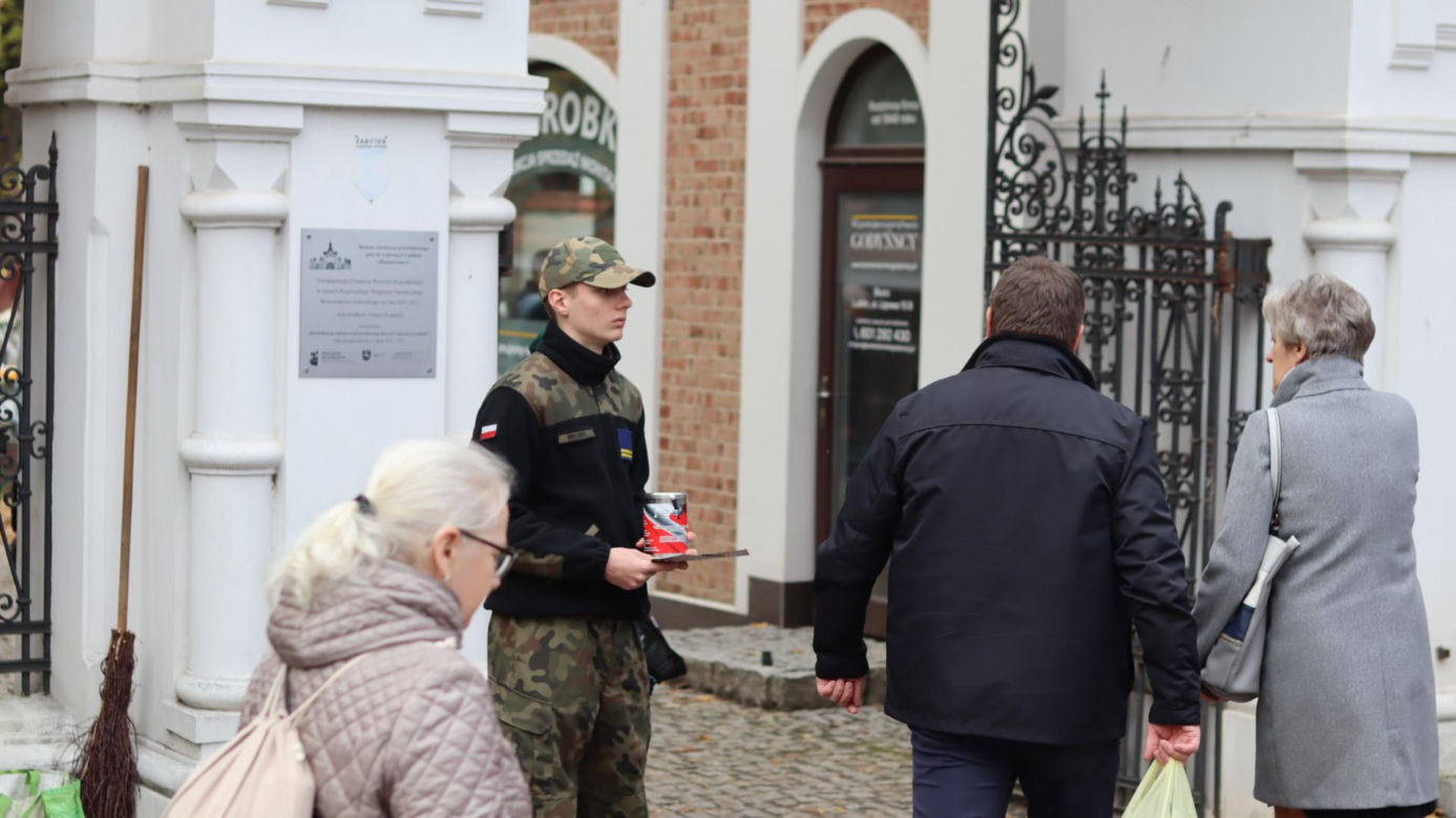 Tak mieszkańcy odwiedzają groby zmarłych. Tłumy na najstarszym cmentarzu w Lublinie