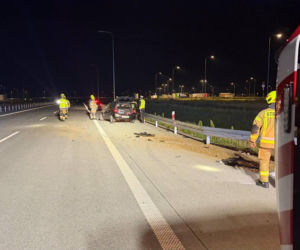 Gmina Zbuczyn: Na wysokości miejscowości Choja na autostradzie A2 auto osobowe uderzyło w barierki