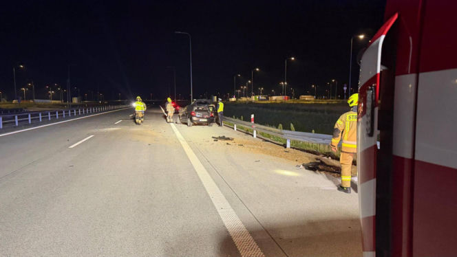 Gmina Zbuczyn: Na wysokości miejscowości Choja na autostradzie A2 auto osobowe uderzyło w barierki