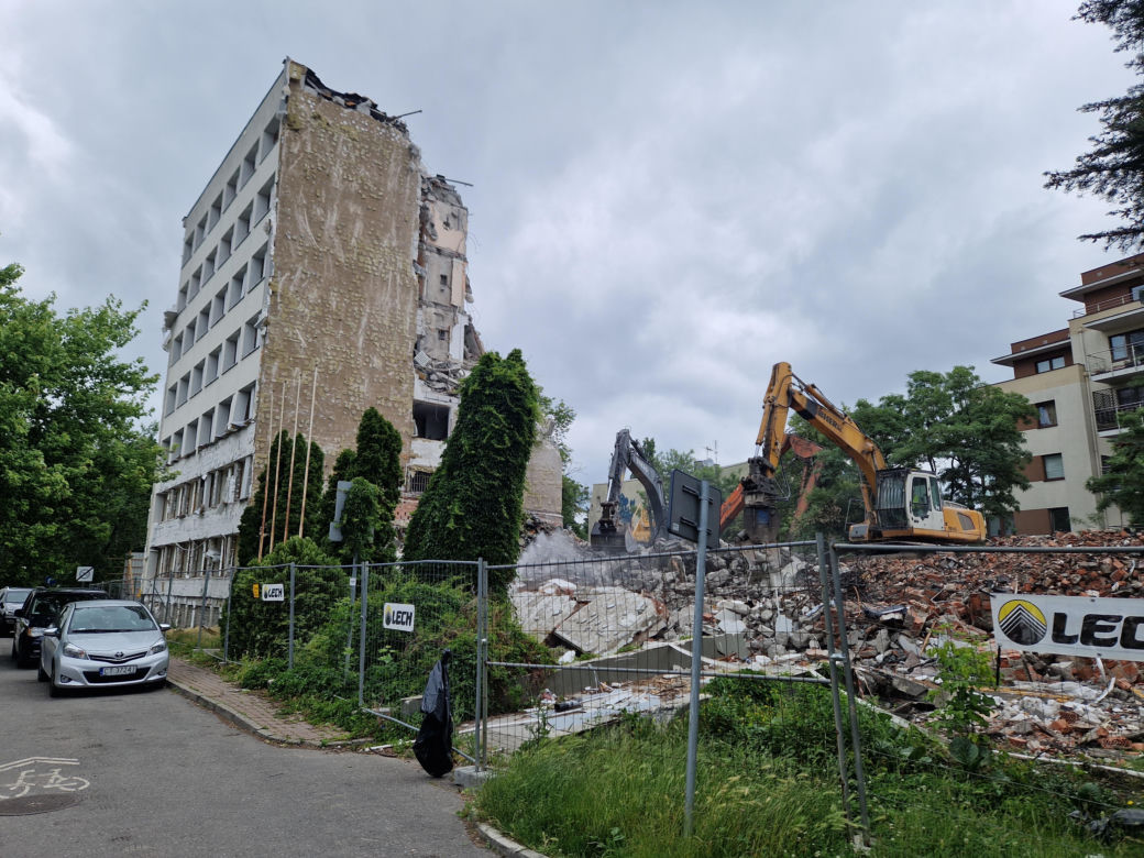 Tak znikał popularny biurowiec. Teraz powstaną tu apartamenty i mieszkania