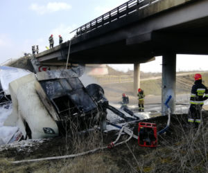 Tragiczny wypadek na obwodnicy Świecia. Ciężarówka spadła z wiaduktu i stanęła w płomieniach. Jedna osoba nie żyje! [ZDJĘCIA]