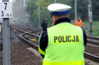 Warszawa: Szokujące odkrycie w Wawrze. Zwłoki przy torach. Obok leżał pistolet