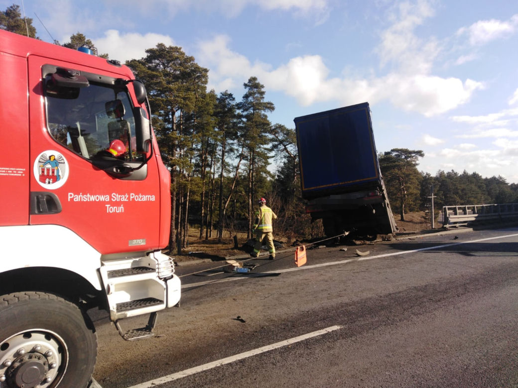 Poważny wypadek na s10 koło Torunia. Auto wyrzucone ze skarpy!