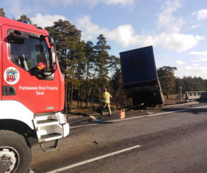 Poważny wypadek na s10 koło Torunia. Auto wyrzucone ze skarpy!