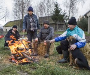 Rolnicy. Podlasie. Gienek i Andrzej organizują ognisko. Emilka testuje nową inwestycję [ZDJĘCIA]