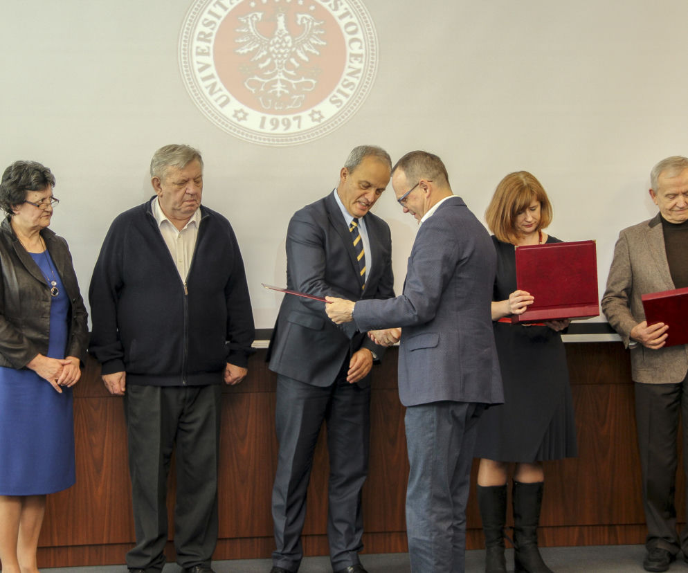 Uniwersytet w Białymstoku. Zasłużeni pracownicy zostali uhonorowani