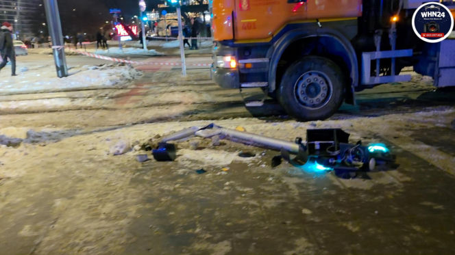 Wykolejenie tramwaju linii nr 28 na rondzie Zgrupowania AK "Radosław" w kierunku dworca Gdańskiego