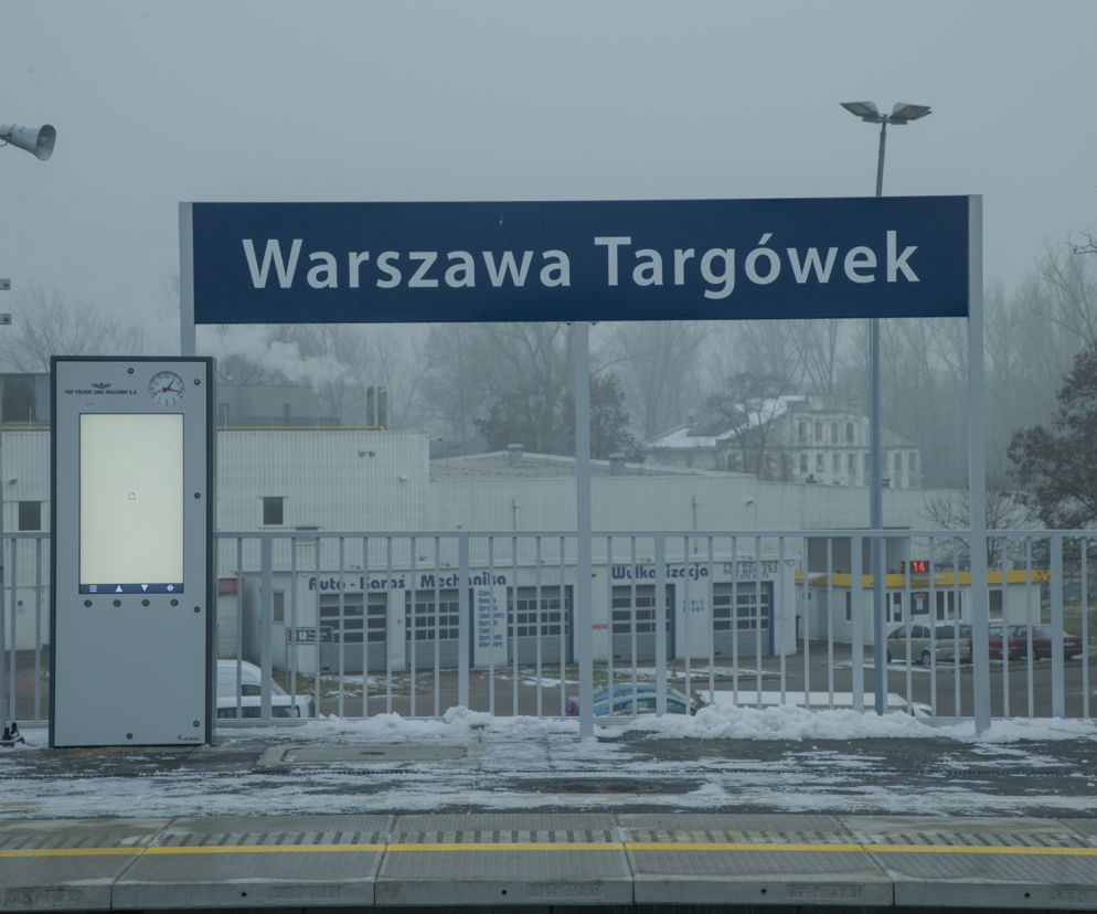Postawili stację kolejową w szczerym polu. Cztery lata budowy, jeden pociąg na godzinę