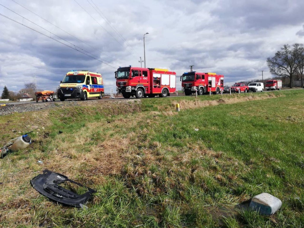 Milcz: Wjechał prosto pod rozpędzony pociąg! Kierowca w stanie ciężkim 