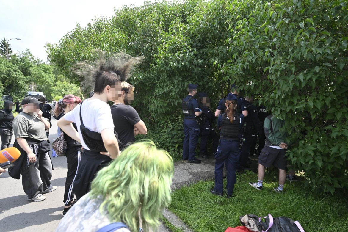 Policja na Osiedlu Przyjaźń w Warszawie 