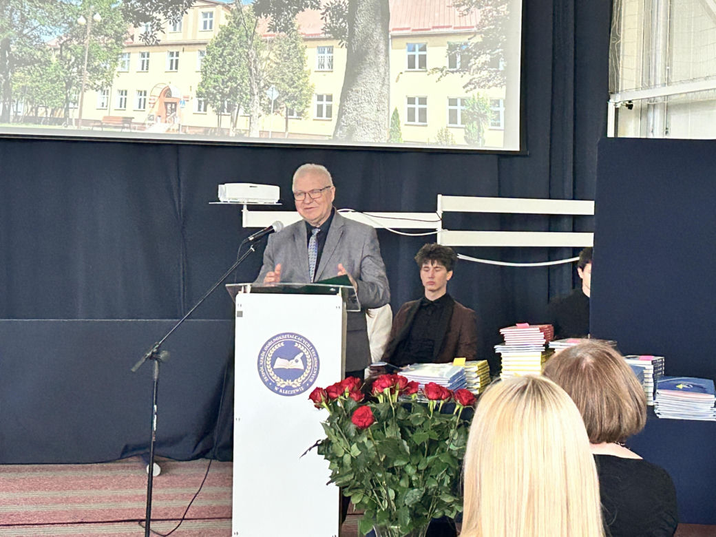 Czwartoklasiści po absolutorium. Wkrótce matury