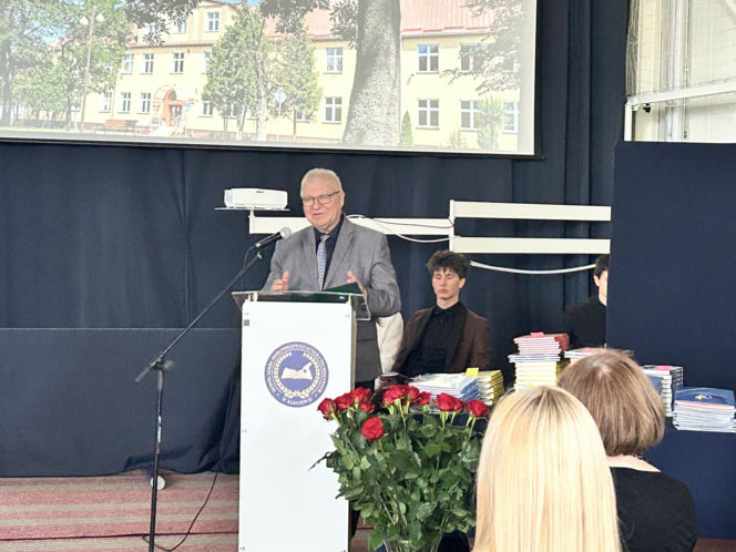 Czwartoklasiści po absolutorium. Wkrótce matury