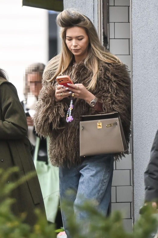 Sandra Kubicka w wałku na głowie