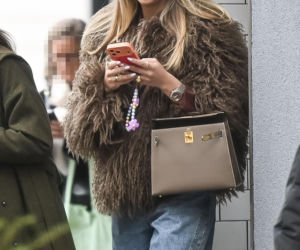 Sandra Kubicka w wałku na głowie