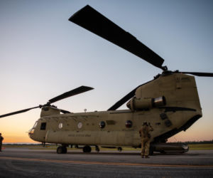 Na krawędzi klęski. Jak pilot śmigłowca Chinook uratował misję Trumpa w Wenezueli