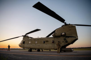 Na krawędzi klęski. Jak pilot śmigłowca Chinook uratował misję Trumpa w Wenezueli