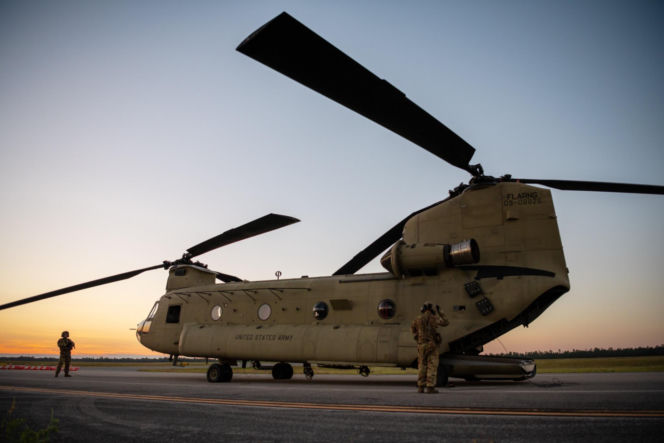Na krawędzi klęski. Jak pilot śmigłowca Chinook uratował misję Trumpa w Wenezueli