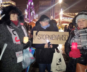 Katowiczanie solidarni z Gdańskiem. Milczący protest przeciwko przemocy przed Teatrem Śląskim [ZDJĘCIA, AUDIO]