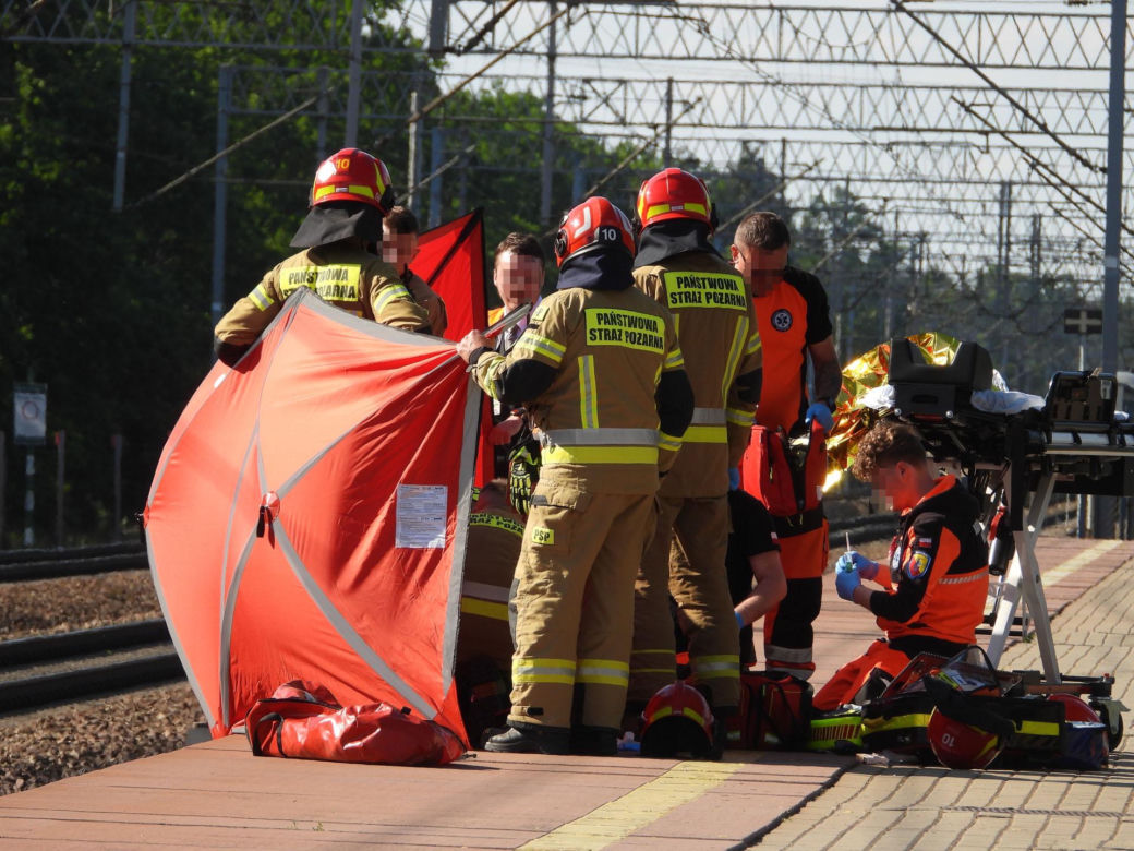 Poważny wypadek na stacji. Mężczyzna stał na krawędzi peronu, został zahaczony przez pociąg