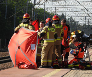 Poważny wypadek na stacji. Mężczyzna stał na krawędzi peronu, został zahaczony przez pociąg