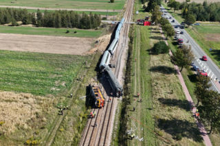 TYLKO U NAS! Wstrząsające zdjęcia z katastrofy kolejowej na Mazowszu. Z ciężarówki została miazga!