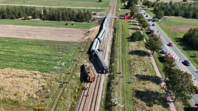 TYLKO U NAS! Wstrząsające zdjęcia z katastrofy kolejowej na Mazowszu. Z ciężarówki została miazga!