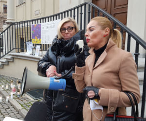 Znicze, minuta ciszy. #AniJednejWięcej w Lesznie